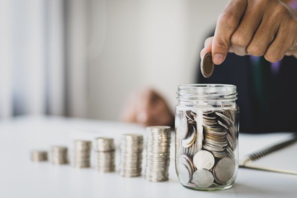 Seguro de retiro; imagen de una serie de monedas construyendo y haciendo alusión a un ahorro satisfactorio de un buen futuro para una persona jubilada.