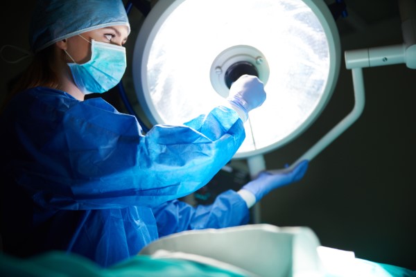 Qué es un seguro de gastos médicos mayores; Doctor y mujer sonriendo