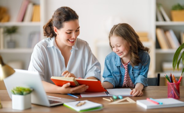 Cómo funciona un seguro educativo; imagen de una joven leyendo tranquilamente ya que sus padres han adquirido un seguro para su futuro.