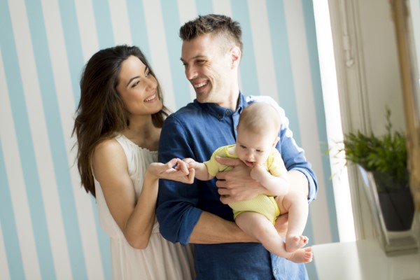 Definición de seguro de daños; imagen de una familia feliz y tranquila gracias a que han adquirido un seguro de daños.